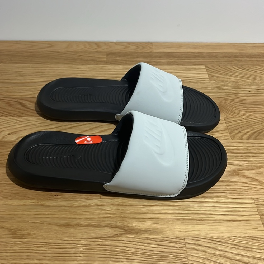 Brand new pair of men’s Nike Victori One Slide size 10 - Picture 2 of 5